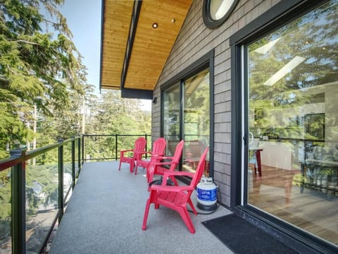 Oceanfront & Amazing Views - Pet Friendly - 2bdrm House in Cowichan Valley