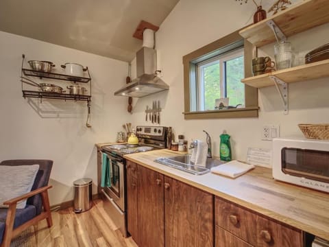 The Rocky Knoll - Garden View - Pet Friendly House in Cowichan Valley