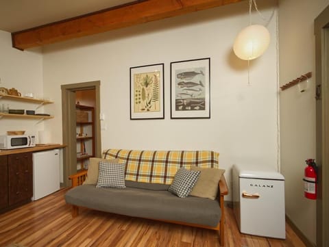 The Rocky Knoll - Garden View - Pet Friendly House in Cowichan Valley