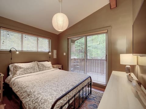 The Rocky Knoll - Garden View - Pet Friendly House in Cowichan Valley