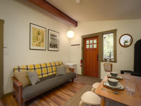 The Rocky Knoll - Garden View - Pet Friendly House in Cowichan Valley