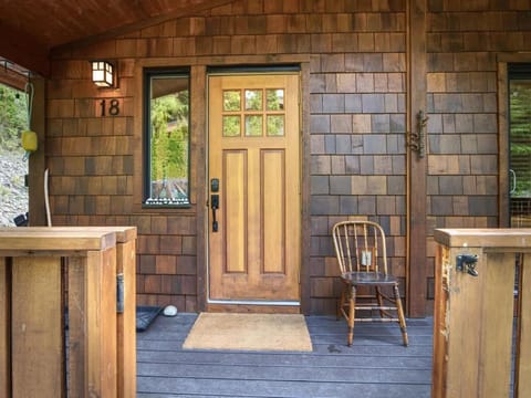 The Rocky Knoll - Garden View - Pet Friendly House in Cowichan Valley