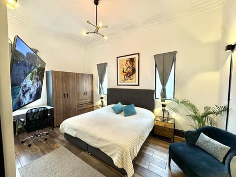 Bedroom, Text overlay