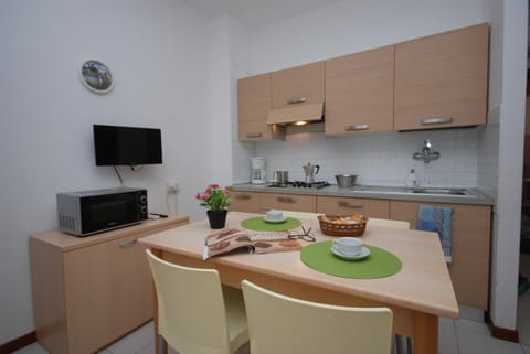 TV and multimedia, Kitchen or kitchenette, Dining area, minibar, stove