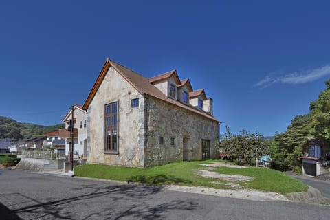 Property building, Day, Neighbourhood, Natural landscape, Garden, Location, Parking