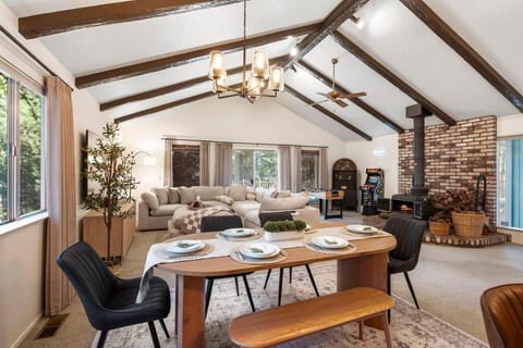 Modern Cabin Escape wGame Room, Huge Deck, WIFI Cabin in Arnold