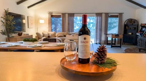 Modern Cabin Escape wGame Room, Huge Deck, WIFI Cabin in Arnold