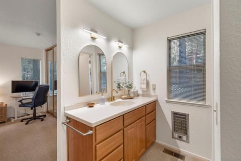 Modern Cabin Escape wGame Room, Huge Deck, WIFI Cabin in Arnold