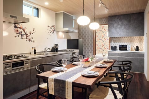 Kitchen or kitchenette, Dining area