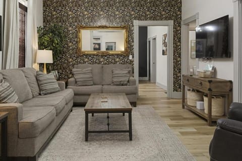 LUX King Bdrms & Close to Louisville-No Extra fees House in New Albany