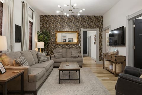 LUX King Bdrms & Close to Louisville-No Extra fees House in New Albany