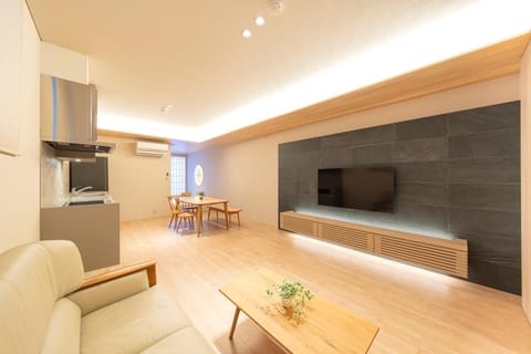 TV and multimedia, Kitchen or kitchenette, Living room, Seating area, Dining area
