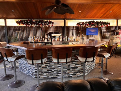 Lounge or bar, Food and drinks, Seating area, Drinks