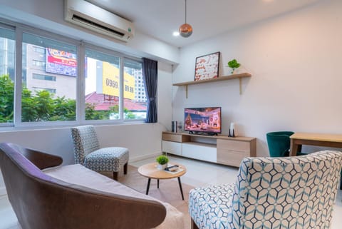 TV and multimedia, Living room, Seating area, Evening entertainment, air conditioner