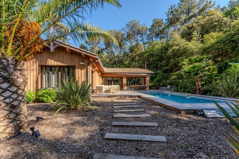 Property building, Garden, Swimming pool