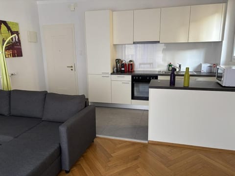 Kitchen or kitchenette, Seating area