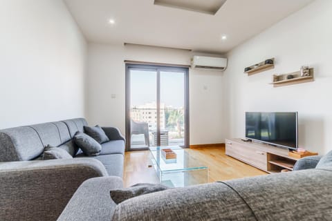 Communal lounge/ TV room, TV and multimedia, Balcony/Terrace, Living room, Seating area, Evening entertainment, air conditioner