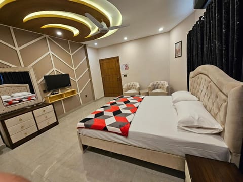 TV and multimedia, Photo of the whole room, Evening entertainment, Bedroom, towels