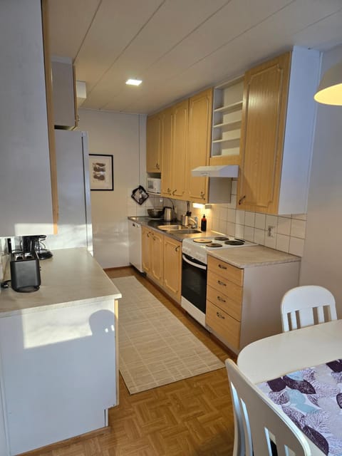 Coffee/tea facilities, dishwasher, microwave, oven, toaster, kitchen