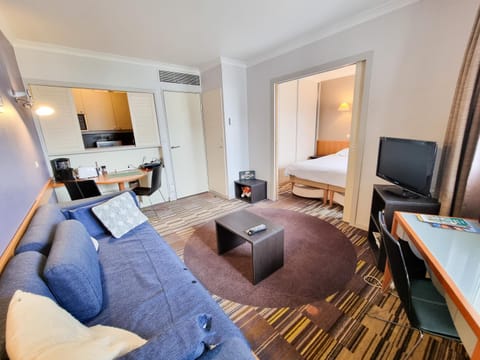 Bed, TV and multimedia, Living room, Photo of the whole room, Dining area, Bedroom