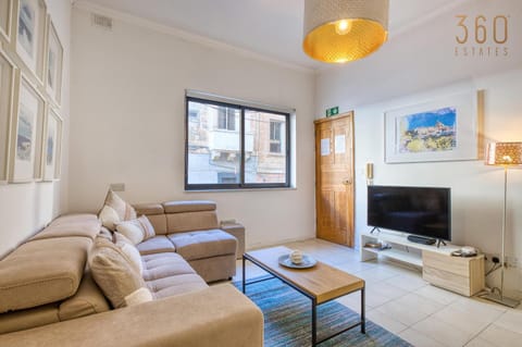 Communal lounge/ TV room, TV and multimedia, Living room, Seating area, Evening entertainment