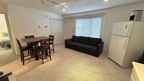 Cozy & Equipped Guesthouse in Central Location Apartment in Vancouver