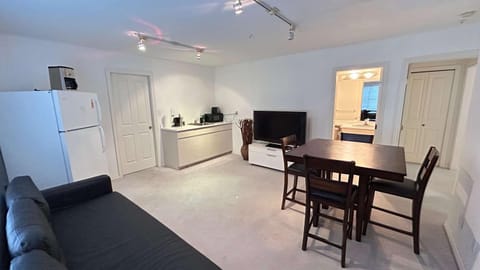 Cozy & Equipped Guesthouse in Central Location Apartment in Vancouver