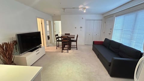 Cozy & Equipped Guesthouse in Central Location Apartment in Vancouver