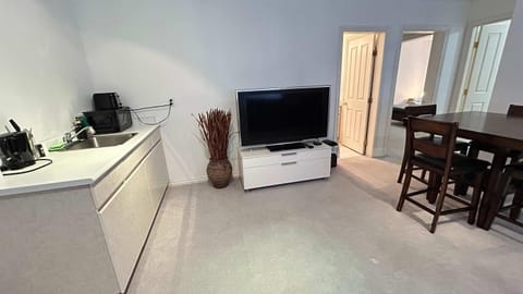 Cozy & Equipped Guesthouse in Central Location Apartment in Vancouver