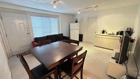 Cozy & Equipped Guesthouse in Central Location Apartment in Vancouver