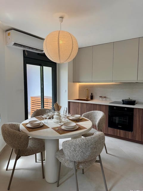 Kitchen or kitchenette, Seating area, Dining area, stove