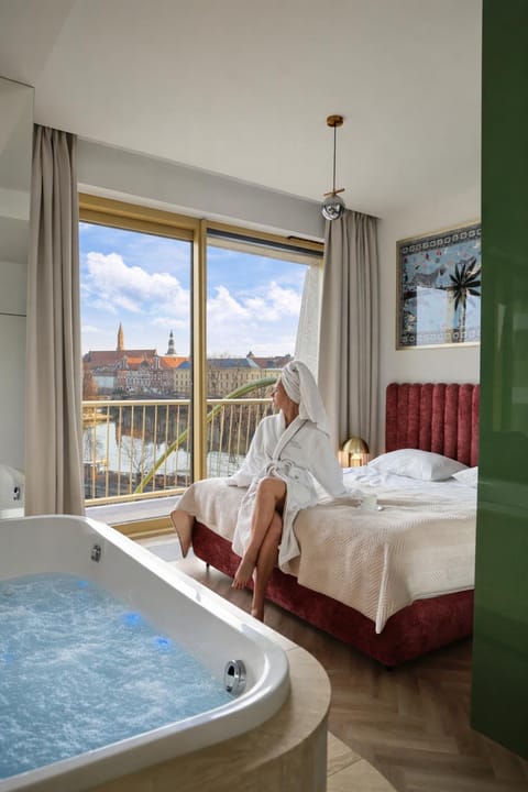 Bed, Hot Tub