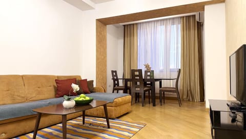 TV and multimedia, Living room, Seating area, Dining area