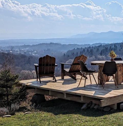 View (from property/room), Balcony/Terrace, Dining area, Mountain view