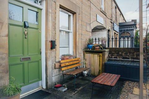Snug 1 Bed Apartment in Edinburgh's Juniper Green Apartment in Edinburgh