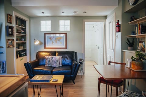 Snug 1 Bed Apartment in Edinburgh's Juniper Green Apartment in Edinburgh