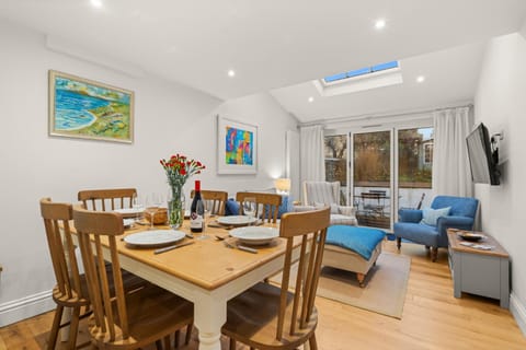 TV and multimedia, Living room, Seating area, Dining area