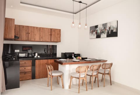 Coffee/tea facilities, Kitchen or kitchenette, Dining area, oven, stove