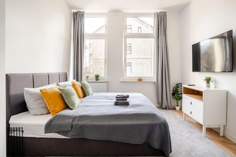 Bed, TV and multimedia, Photo of the whole room, Bedroom