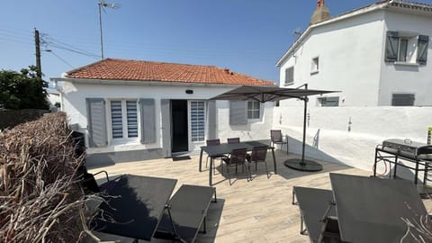 Property building, Patio, Dining area