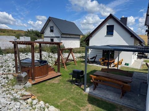 Property building, BBQ facilities, BBQ facilities, Balcony/Terrace, Balcony/Terrace