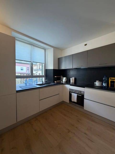 Coffee/tea facilities, Kitchen or kitchenette, dishwasher, stove