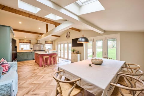 Kitchen or kitchenette, Seating area, Dining area, stove