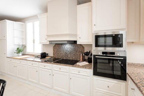 Coffee/tea facilities, microwave, oven, stove, toaster, kitchen