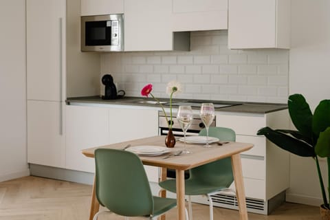 Kitchen or kitchenette, Dining area