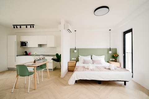 Bed, Kitchen or kitchenette, Living room, Photo of the whole room, Seating area, Dining area