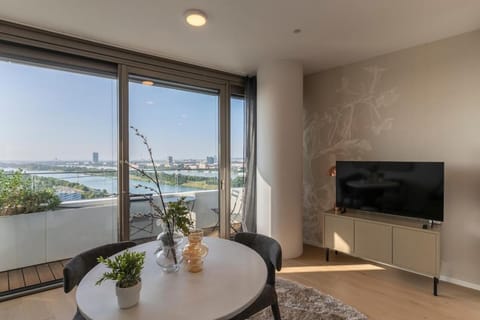 TV and multimedia, View (from property/room), Balcony/Terrace, Living room, Seating area, City view