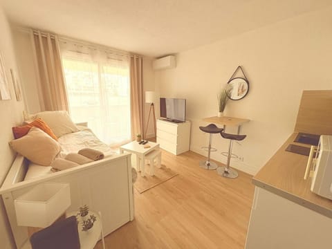 Bed, Photo of the whole room, Seating area, Bedroom
