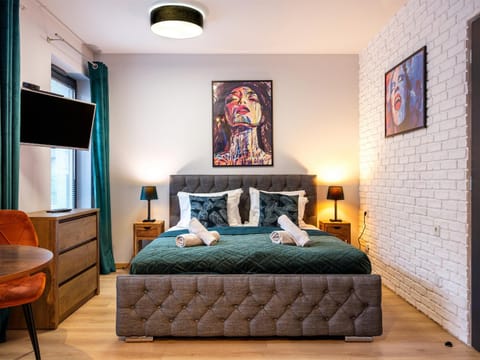 Bed, Photo of the whole room, Decorative detail, Bedroom, towels