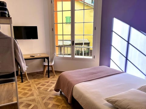 Bed, TV and multimedia, Bedroom